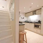 Gorgeous Three Bedroom Townhouse In Clifton 度假居 *