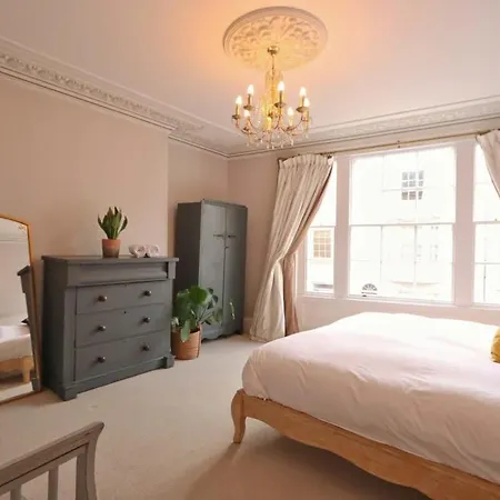 Gorgeous Three Bedroom Townhouse In Clifton Bristol