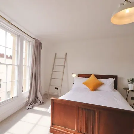 Будинок відпочинку Gorgeous Three Bedroom Townhouse In Clifton Бристоль