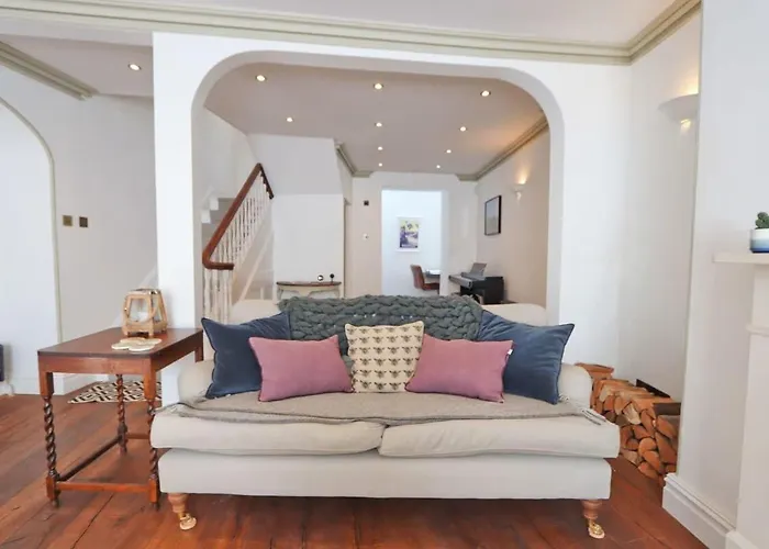 Будинок відпочинку Gorgeous Three Bedroom Townhouse In Clifton Бристоль