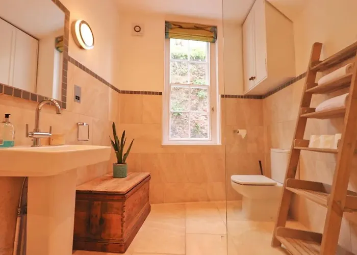 Gorgeous Three Bedroom Townhouse In Clifton Bristol