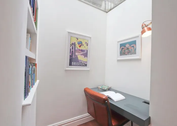 Будинок відпочинку Gorgeous Three Bedroom Townhouse In Clifton Бристоль